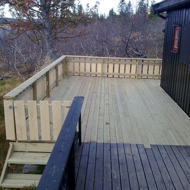 Brunt hus med terrasse